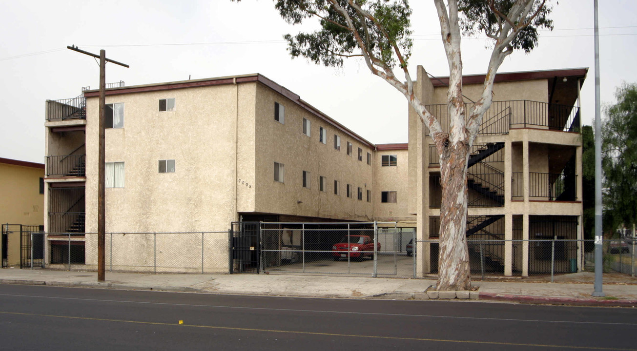 7001-7005 S Main St in Los Angeles, CA - Building Photo