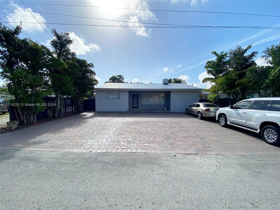 214 NE 108th St in Miami, FL - Building Photo