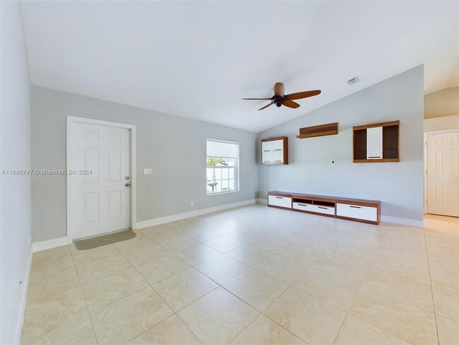 1557 SW Aledo Ln in Port St. Lucie, FL - Foto de edificio - Building Photo