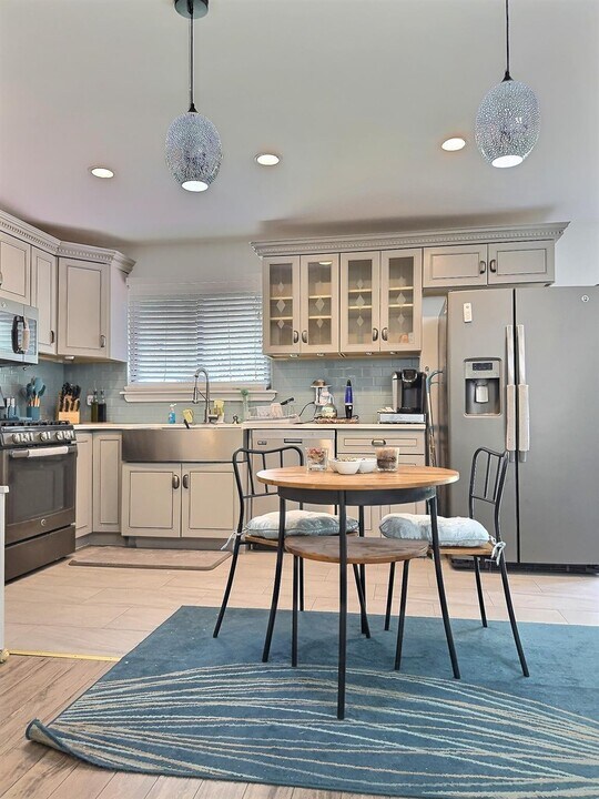 31 Harmony Ln in Glen Cove, NY - Building Photo