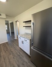 5711 NW Hillside Dr in Kansas City, MO - Building Photo - Building Photo