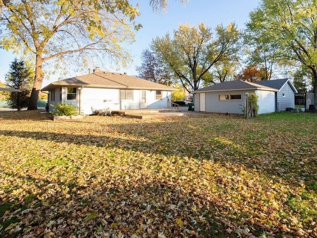 8726 Portland Ave S in Bloomington, MN - Foto de edificio - Building Photo