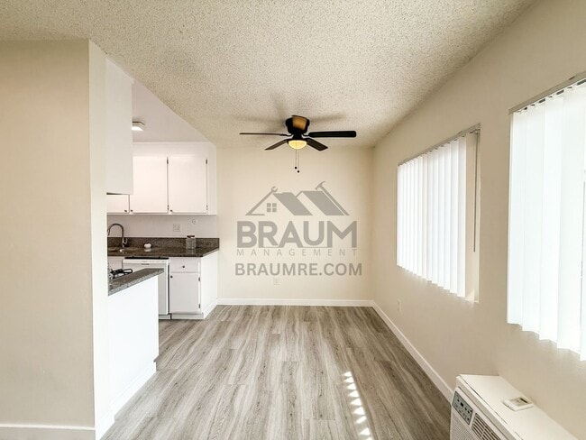 5461 Kester Ave, Unit 201 in Los Angeles, CA - Foto de edificio - Building Photo