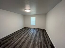 949 St Louis St in Lebanon, MO - Building Photo