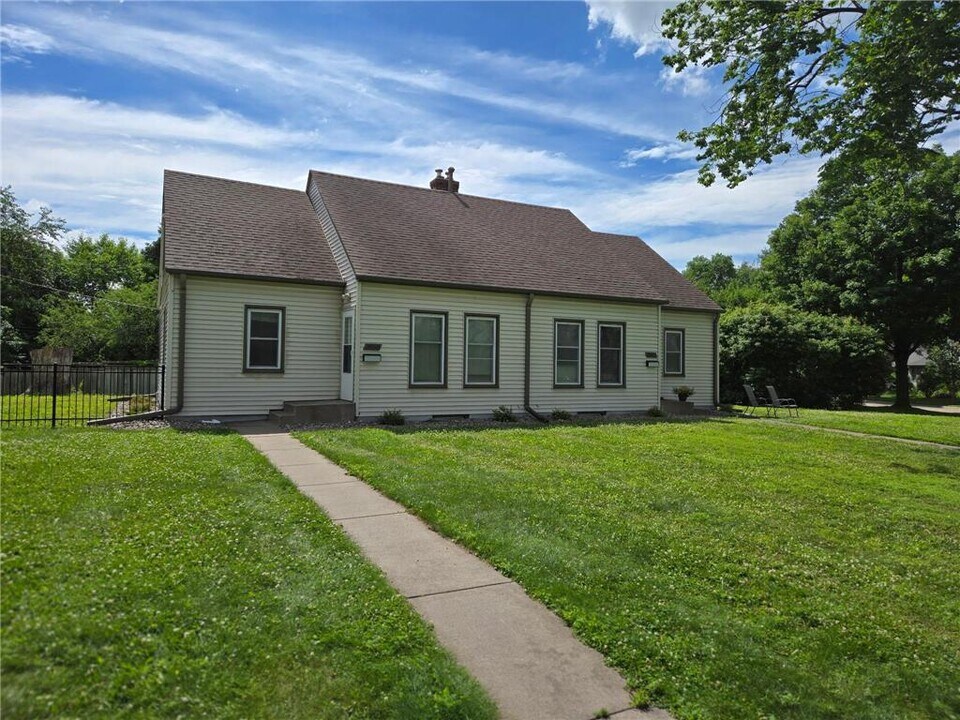 3858 Wooddale Ave S in St. Louis Park, MN - Building Photo