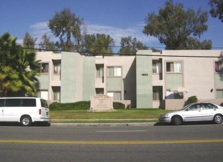 Charter Oaks Apartments in Covina, CA - Building Photo