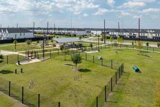 The Oaks at Grand West in Houston, TX - Building Photo - Building Photo