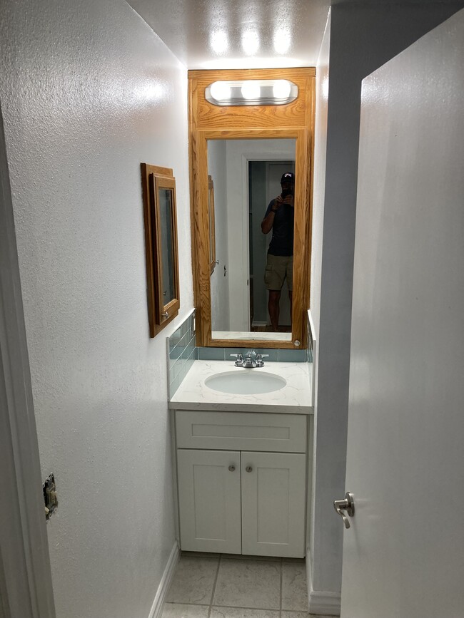 145 N Canyon Blvd in Monrovia, CA - Building Photo - Building Photo