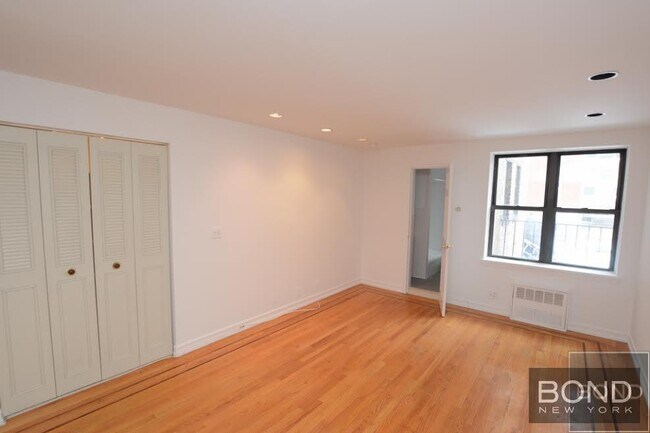30 Charlton St in New York, NY - Building Photo - Building Photo