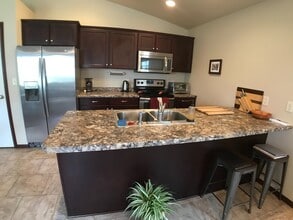 338 B LITTLE ROCK Ct in Bismarck, ND - Building Photo - Building Photo