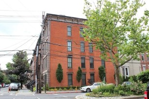 1042 Bloomfield St Apartments