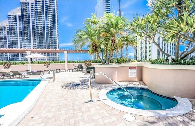 17555 Atlantic Blvd, Unit 607 in Sunny Isles Beach, FL - Foto de edificio - Building Photo