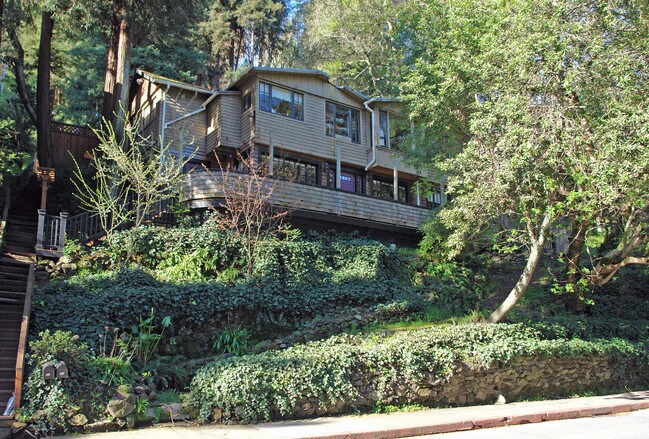 86 Miller Ave in Mill Valley, CA - Foto de edificio - Building Photo