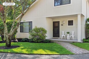 197 Treescape Dr in East Hampton, NY - Building Photo