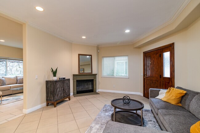 3689 S La Cienega Blvd in Los Angeles, CA - Building Photo - Building Photo