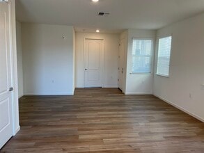 1820 Monroe Ct in Hollister, CA - Foto de edificio - Building Photo