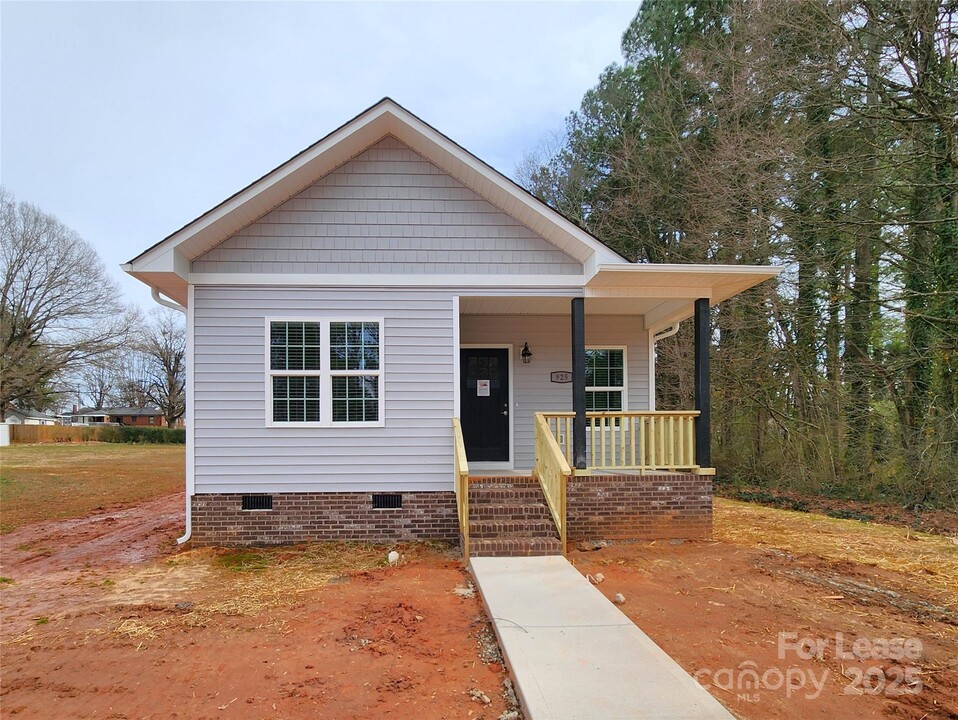 925 S Myrtle Ave in China Grove, NC - Building Photo