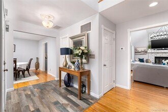 5 Bay Woods Dr in Hampton Bays, NY - Building Photo - Building Photo