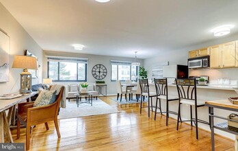1200 S Arlington Ridge Rd in Arlington, VA - Building Photo - Building Photo