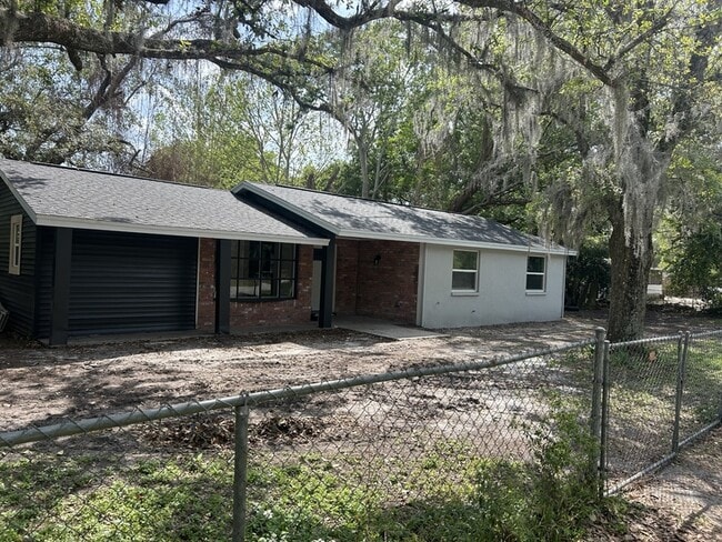 1517 Sinclair Hills Rd in Lutz, FL - Building Photo - Building Photo