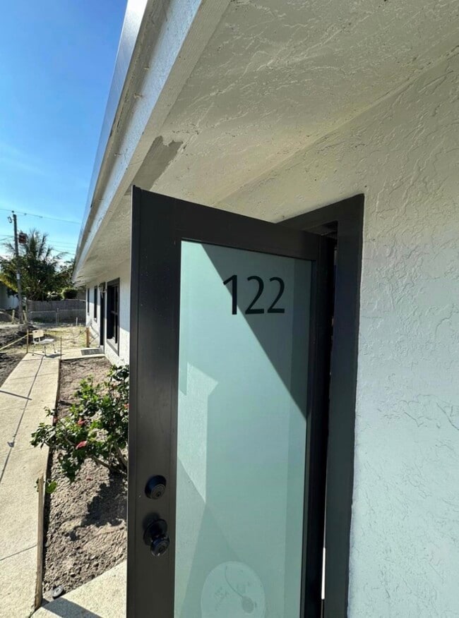 122 SW 12th Ave in Delray Beach, FL - Foto de edificio - Building Photo