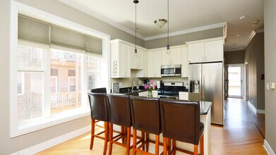 2554 W Augusta Blvd in Chicago, IL - Building Photo - Building Photo