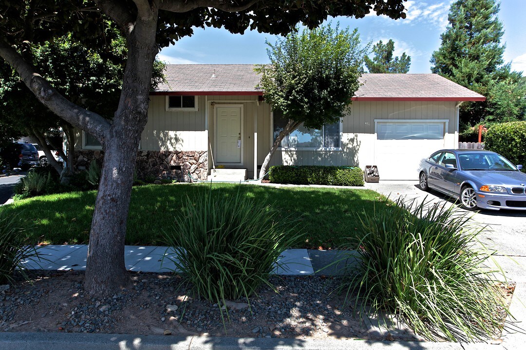 558 Mariano Dr in Sonoma, CA - Foto de edificio