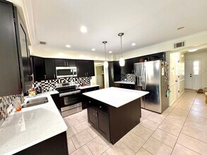 3917 Larchwood Dr in Virginia Beach, VA - Building Photo - Building Photo