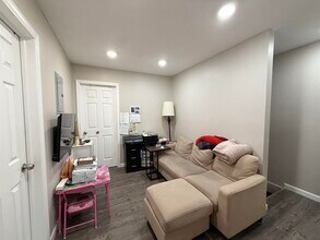 327 Whiton St in Jersey City, NJ - Building Photo - Building Photo