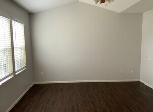 115-115 Bradley Ct in Tonganoxie, KS - Building Photo - Building Photo