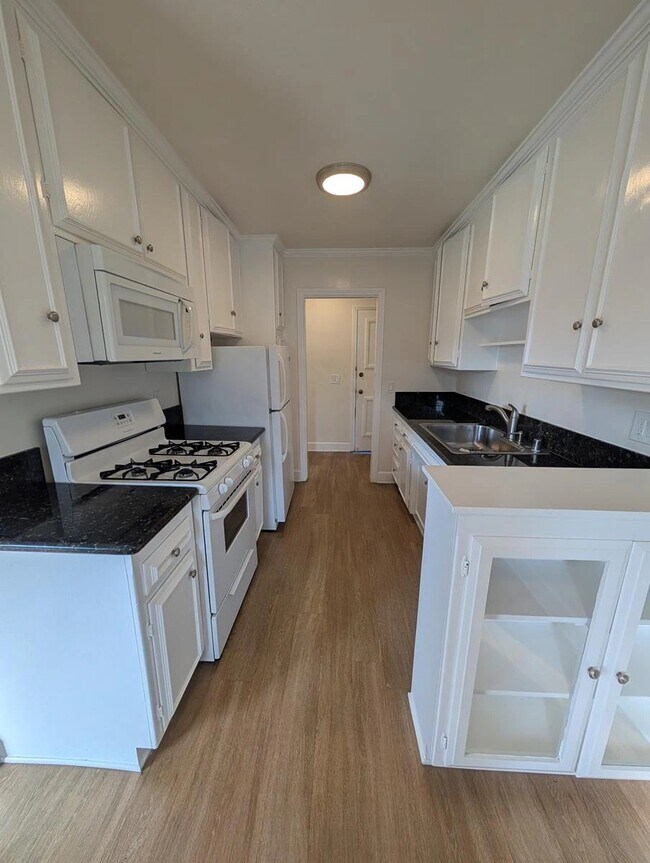 1631 Barry Ave in Los Angeles, CA - Building Photo - Building Photo