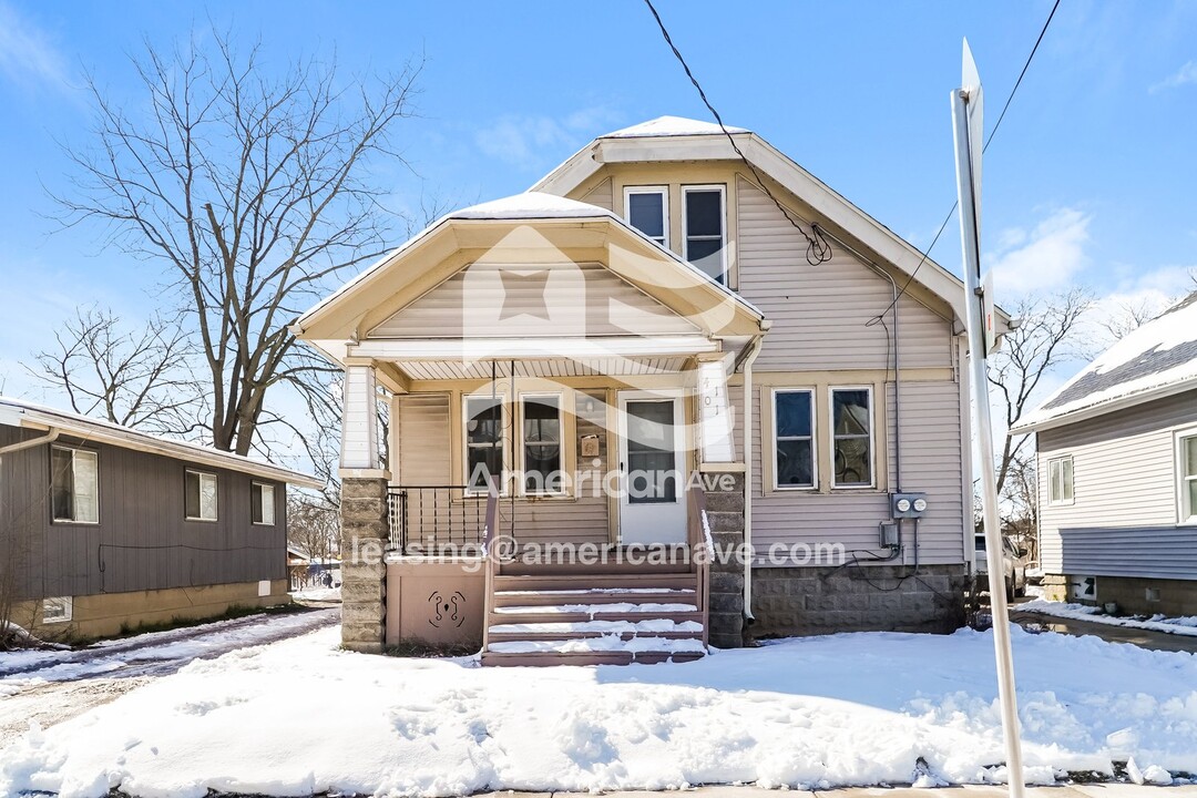 4037#4101 Lower West Fairmount Avenue, 53209; #730423 - 730423 in River Hills, WI - Building Photo