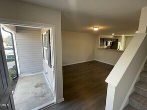 2057 Wiggins Village Dr in Youngsville, NC - Foto de edificio - Building Photo