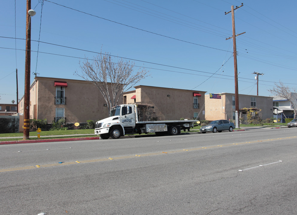 229 Woodruff Apartments in Bellflower, CA - Building Photo