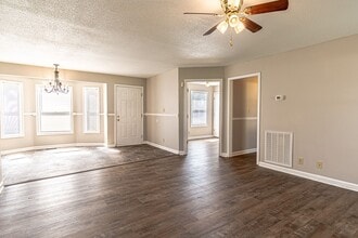 308 Alan Ct in Oak Grove, KY - Building Photo - Building Photo