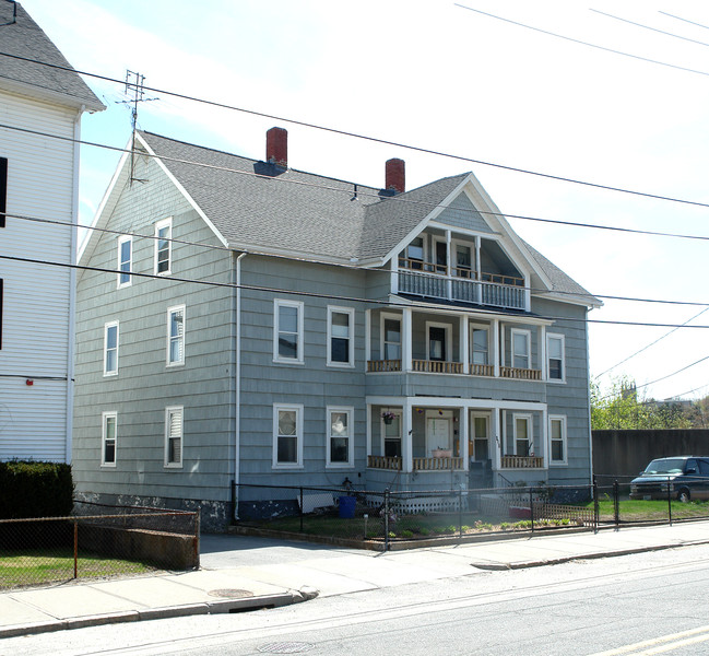 315 E School St in Woonsocket, RI - Foto de edificio - Building Photo