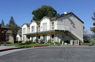 Arrowhead Woods Apartments in San Bernardino, CA - Foto de edificio - Building Photo