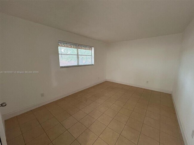 1330 NE 127th St in North Miami, FL - Foto de edificio - Building Photo