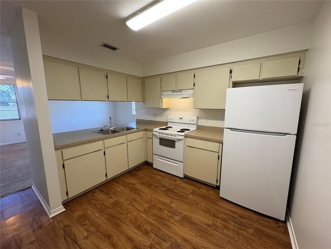 5717 S Dale Mabry Hwy, Unit D in Tampa, FL - Building Photo - Building Photo