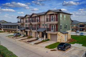 Legacy Creekside Apartments in San Antonio, TX - Building Photo - Building Photo