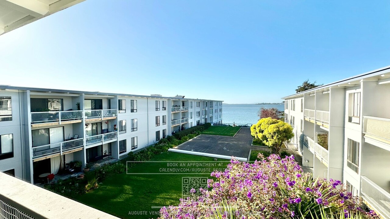 6 Commodore Dr in Emeryville, CA - Building Photo