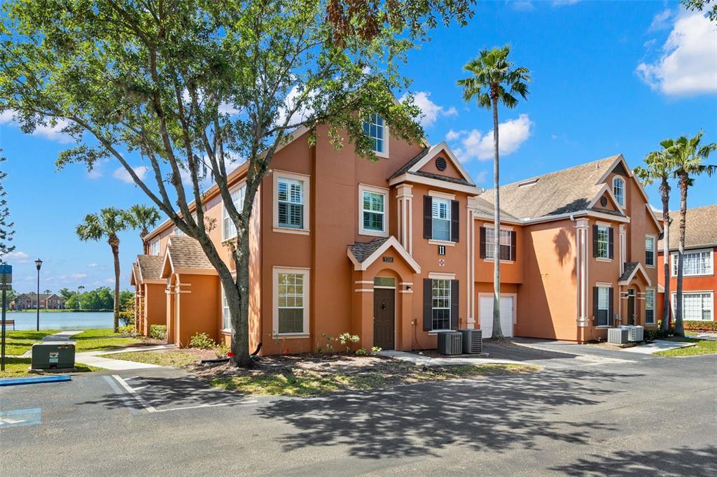 9208 Lake Chase Island Way in Tampa, FL - Building Photo