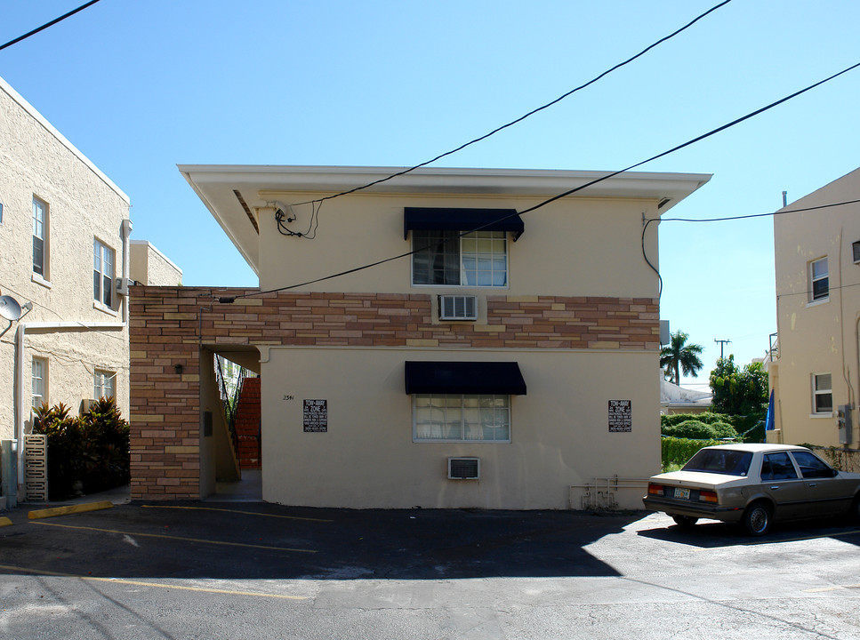 2341 NE 6th Ave in Miami, FL - Foto de edificio