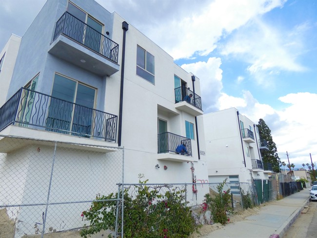 6002 Klump Ave in North Hollywood, CA - Building Photo - Building Photo