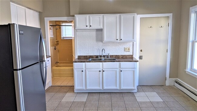 8-12 Flora Street in Providence, RI - Foto de edificio - Building Photo