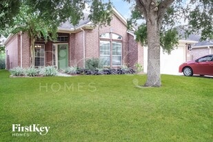 1118 Chase Park Dr in Bacliff, TX - Building Photo