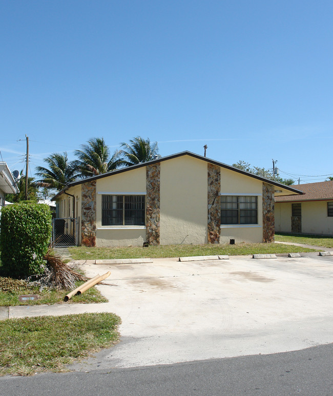 38 SE 15th St in Dania Beach, FL - Building Photo - Building Photo