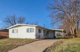 1604 Red Fox Rd in Wichita Falls, TX - Building Photo