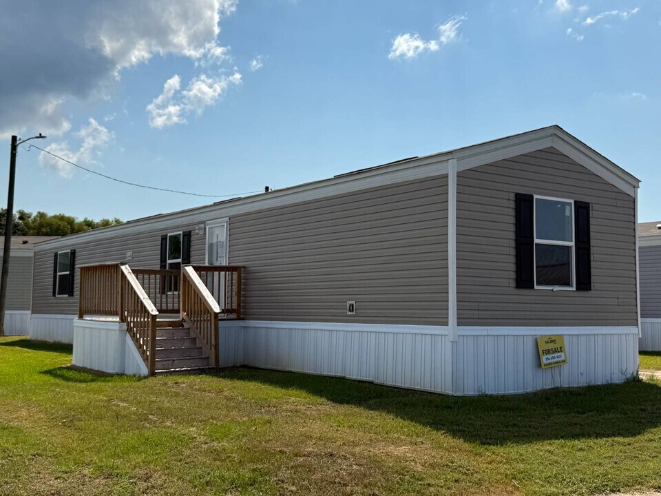 1901 Switzer Rd in Gulfport, MS - Building Photo