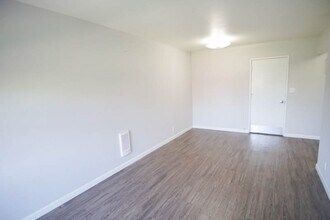 3717 S Corbett Ave in Portland, OR - Building Photo - Building Photo